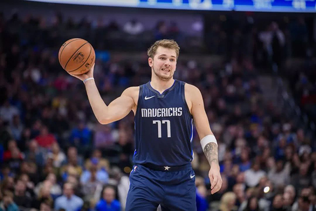 东契奇生涯最高得分是那场比赛_卢卡东契奇生涯最高得分视频回顾